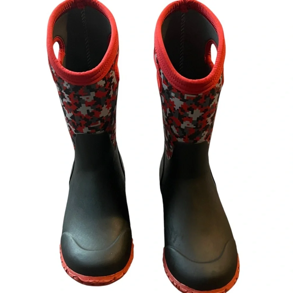 Bogs red and black boots NWOT Waterproof Size 4 youth
